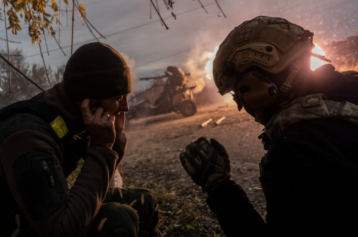 Ukrainske soldater skyter med artilleri mor russiske posisjoner utenfor Kherson, som russerne nylig forlot. Støtten til krigen i Ukraina synker blant det russiske folket.Foto: AP /Bernat Armangue( NTB Ukrainske soldater skyter med artilleri mor russiske posisjoner utenfor Kherson, som russerne nylig forlot. Støtten til krigen i Ukraina synker blant det russiske folket.Foto: AP /Bernat Armangue( NTB