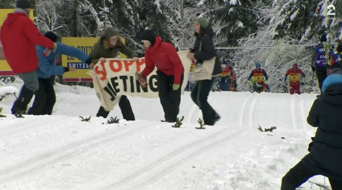 Pøbler fra «Stopp oljeletingen» gikk til aksjon under et skirenn i Lillehammer. Skjermdump video/ TV 2 Pøbler fra «Stopp oljeletingen» gikk til aksjon under et skirenn i Lillehammer. Skjermdump video/ TV 2