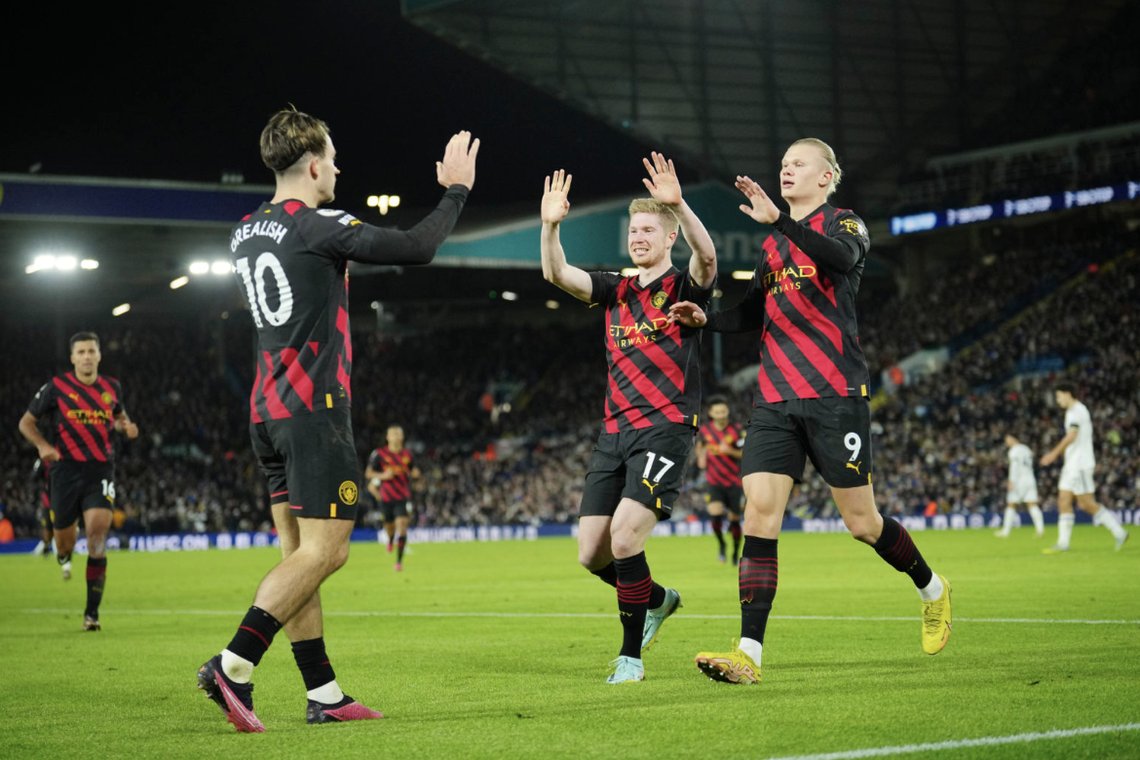 Erling Braut Haaland rundet 20. ligamål for Manchester City i Premier League onsdag. Han scoret to mot Leeds. Her feirer han med Jack Grealish og Kevin de Bruyne. Foto: Jon Super / AP / NTB. Erling Braut Haaland rundet 20. ligamål for Manchester City i Premier League onsdag. Han scoret to mot Leeds. Her feirer han med Jack Grealish og Kevin de Bruyne. Foto: Jon Super / AP / NTB.