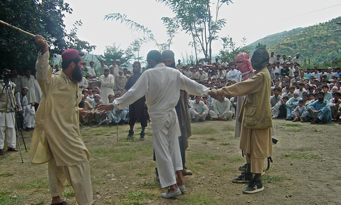Første offentlige henrettelse i Afghanistan siden Taliban tok over. Første offentlige henrettelse i Afghanistan siden Taliban tok over.