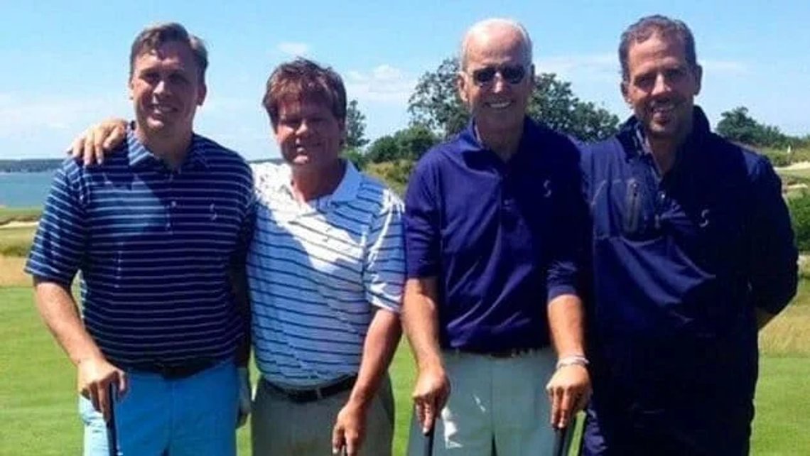 Devon Arhcer t.v og Bidens. Fjerdeperson er ukjent. Devon Arhcer t.v og Bidens. Fjerdeperson er ukjent.