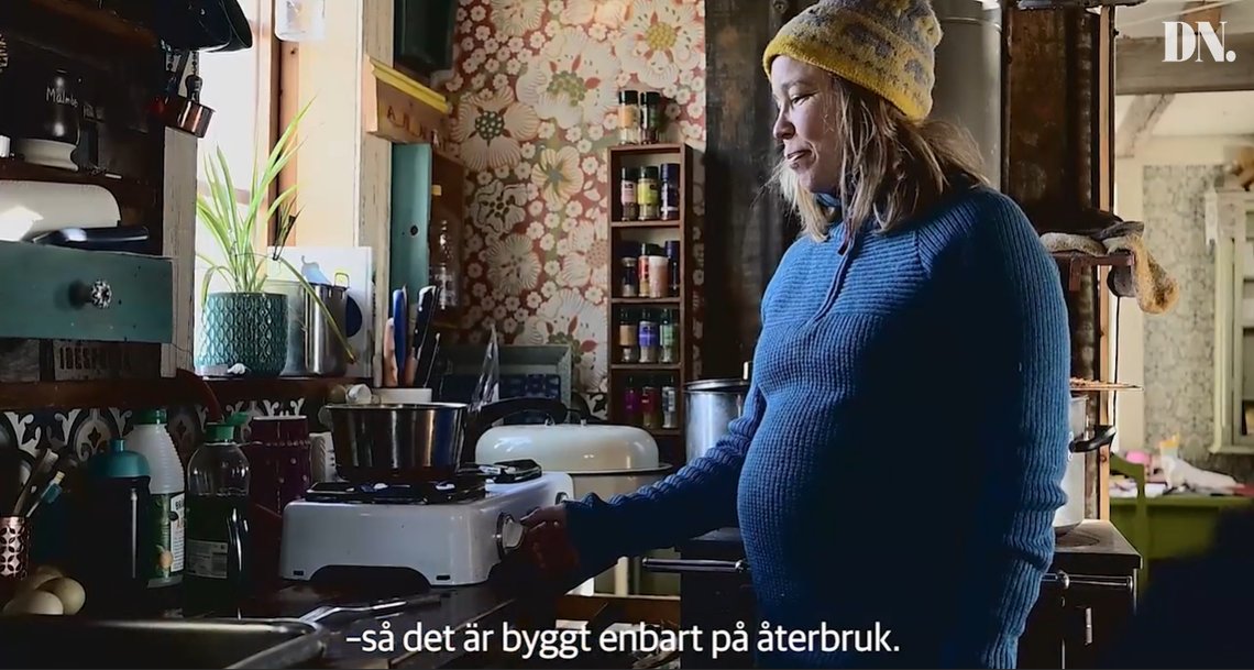 Anna Villfjell bor i et hus uten strøm og vann, som familien har bygget selv.
Foto: Skjermdump, video Dagens Nyheter Anna Villfjell bor i et hus uten strøm og vann, som familien har bygget selv.
Foto: Skjermdump, video Dagens Nyheter