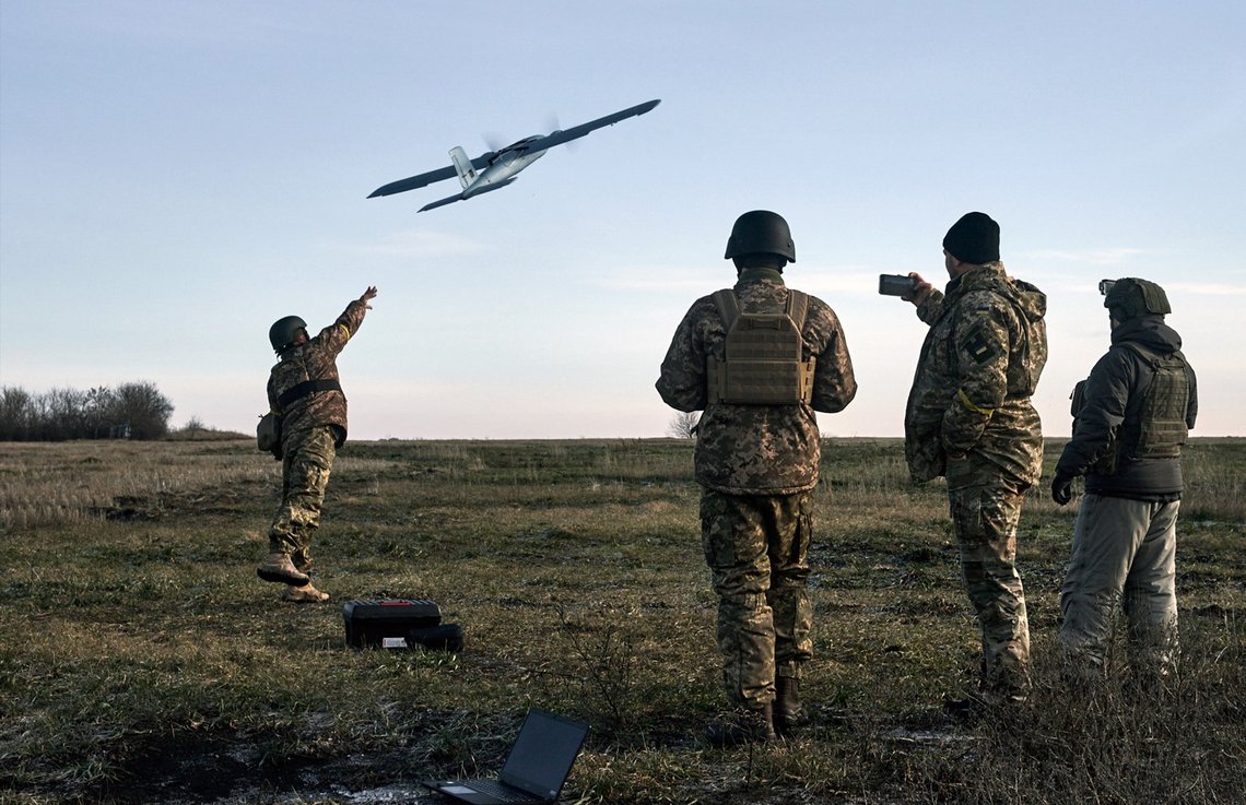 Ukrainske soldater sender opp en drone ved Bakhmut i Donetsk i desember i fjor. Norske firmaer er blant dem som har donert droner til den ukrainske hæren, men opphavet til dronen på bildet er ikke kjent. Foto: LIBKOS / AP / NTB Ukrainske soldater sender opp en drone ved Bakhmut i Donetsk i desember i fjor. Norske firmaer er blant dem som har donert droner til den ukrainske hæren, men opphavet til dronen på bildet er ikke kjent. Foto: LIBKOS / AP / NTB