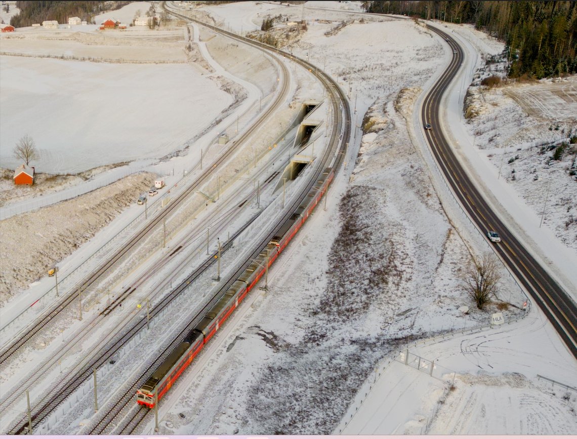Togene på østre linje skal fra 1. februar gå helt inn til Oslo S slik at passasjerene skal slippe å måtte bytte tog på Ski. Foto: Stian Lysberg Solum / NTB Togene på østre linje skal fra 1. februar gå helt inn til Oslo S slik at passasjerene skal slippe å måtte bytte tog på Ski. Foto: Stian Lysberg Solum / NTB