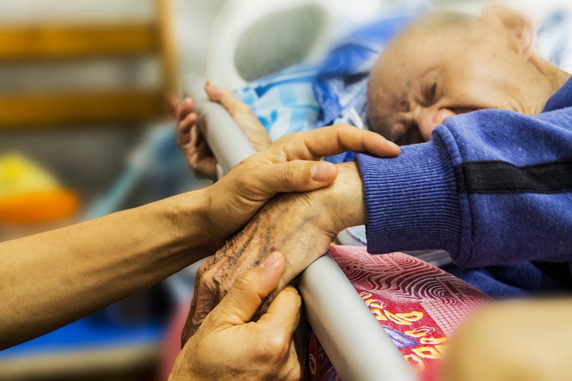 Det mangler per i dag 5 900 sykepleiere og 2 600 helsefagarbeidere. Men det skal bli radikalt færre «varme hender» i helse- og omsorgstjenestene her i landet, og om får år vil mankoen på sykepleier og helsefagarbeidere ha økt til 40 000. FOTO: Pixabay Det mangler per i dag 5 900 sykepleiere og 2 600 helsefagarbeidere. Men det skal bli radikalt færre «varme hender» i helse- og omsorgstjenestene her i landet, og om får år vil mankoen på sykepleier og helsefagarbeidere ha økt til 40 000. FOTO: Pixabay
