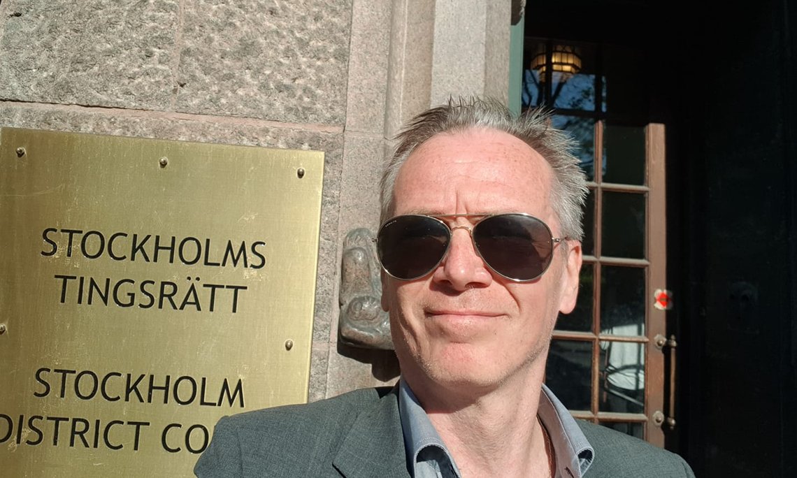 Jan Sjunnesson utenfor tingretten i Stockholm etter en tidligere sak. Nå er han tiltalt for hets mot folkegruppe. Foto: Facebook. Jan Sjunnesson utenfor tingretten i Stockholm etter en tidligere sak. Nå er han tiltalt for hets mot folkegruppe. Foto: Facebook.
