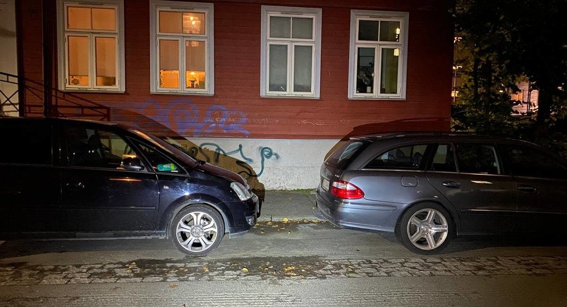 Forsøket på overfallsvoldtekt fant sted mellom disse parkerte bilene i Kirkegata i Trondheim. Foto: Politiet Forsøket på overfallsvoldtekt fant sted mellom disse parkerte bilene i Kirkegata i Trondheim. Foto: Politiet