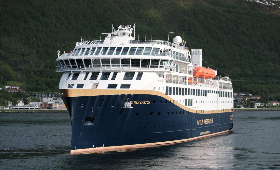 Kystruten Havila vil ikke lenger ta ombord el- eller hybridbiler på grunn av fare for konsekvensene ved brann i en slik bil. Foto: Wikimedia Commons (OLAV VLAM) Kystruten Havila vil ikke lenger ta ombord el- eller hybridbiler på grunn av fare for konsekvensene ved brann i en slik bil. Foto: Wikimedia Commons (OLAV VLAM)