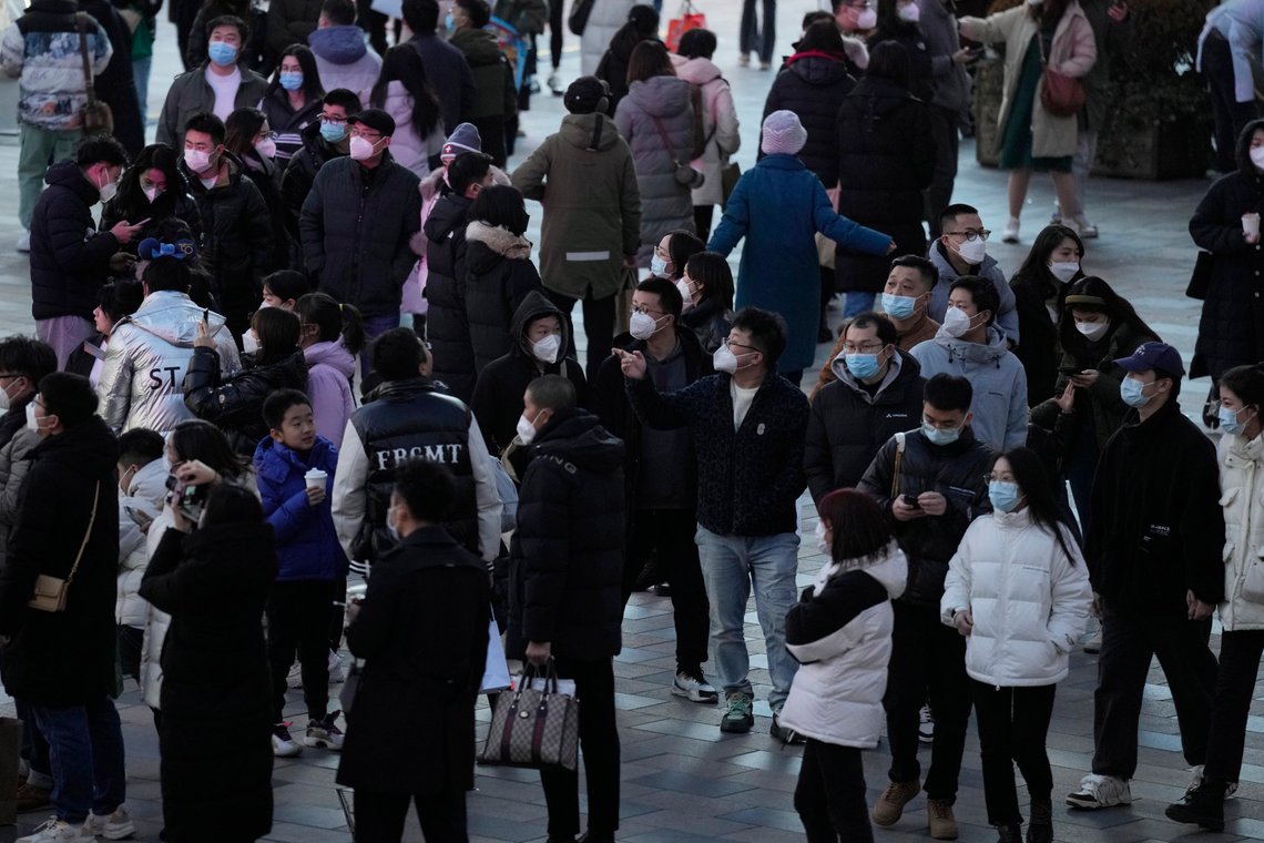 Folk på shopping i Beijing etter at smittevernrestriksjonene ble opphevet. Etter at smitten har skutt i været i Kina, har flere land innført reiserestriksjoner for tilreisende fra landet. Myndighetene i Beijing mener restriksjonene er urimelige og varsler mottiltak. Foto: Ng Han Guan, AP / NTB. Folk på shopping i Beijing etter at smittevernrestriksjonene ble opphevet. Etter at smitten har skutt i været i Kina, har flere land innført reiserestriksjoner for tilreisende fra landet. Myndighetene i Beijing mener restriksjonene er urimelige og varsler mottiltak. Foto: Ng Han Guan, AP / NTB.