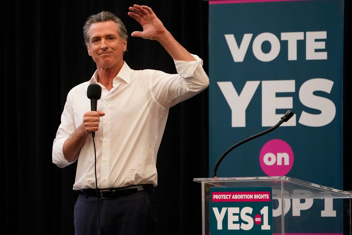 Californias guvernør Gary Newsom aksepterer folkeavstemninger som tjener Demokratenes politiske mål. Her under et valgmøte i november, hvos abortretten og en rekke andre lover skulle vedtas, og gjelde fra 1. januar 2023. Foto: AP /Damian Dovarganes/ NTB Californias guvernør Gary Newsom aksepterer folkeavstemninger som tjener Demokratenes politiske mål. Her under et valgmøte i november, hvos abortretten og en rekke andre lover skulle vedtas, og gjelde fra 1. januar 2023. Foto: AP /Damian Dovarganes/ NTB