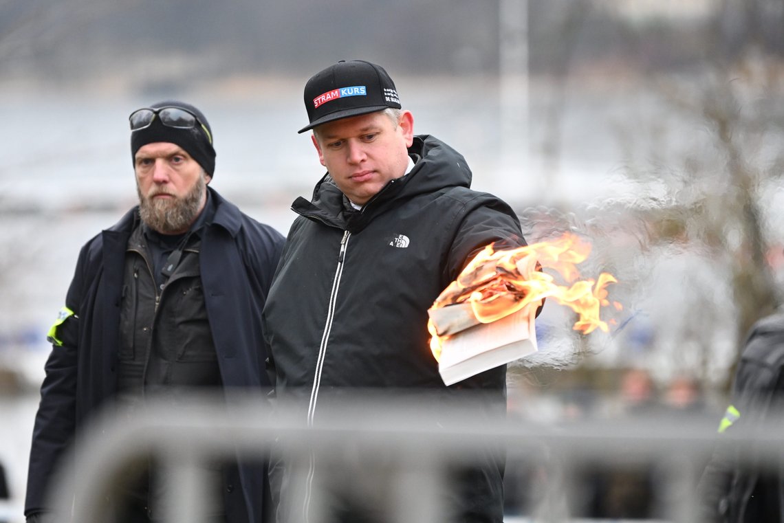 Rasmus Paludan brente et eksemplar av Koranen mens han holdt en offentlig demonstrasjon i nærheten av den tyrkiske ambassaden 21. januar. Foto: Fredrik Sandberg/TT Rasmus Paludan brente et eksemplar av Koranen mens han holdt en offentlig demonstrasjon i nærheten av den tyrkiske ambassaden 21. januar. Foto: Fredrik Sandberg/TT