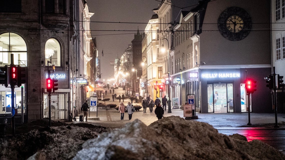 Store hauger med våt og skitten snø ligger rundt i sykkelfelt og på fortau i Oslo. Foto: Annika Byrde / NTB Store hauger med våt og skitten snø ligger rundt i sykkelfelt og på fortau i Oslo. Foto: Annika Byrde / NTB