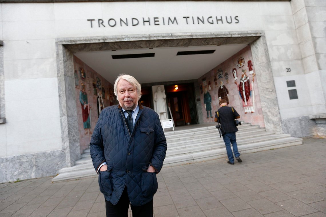 Trondheim 20141009.
Advokat Christian Wiig utenfor Trondheim tingrett hvor han ga kommentarer til Northug-saken torsdag morgen. Wiig representerer ingen av partene i saken.
Foto: Lise Åserud / NTB Trondheim 20141009.
Advokat Christian Wiig utenfor Trondheim tingrett hvor han ga kommentarer til Northug-saken torsdag morgen. Wiig representerer ingen av partene i saken.
Foto: Lise Åserud / NTB