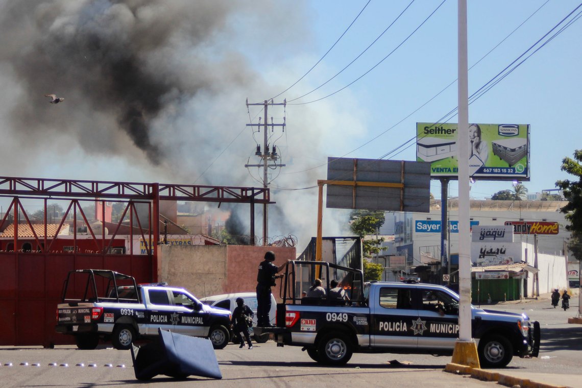 Minst tre ble drept og 18 personer ble skadd i opptøyer i Mexico som fulgte pågripelsen av Ovidio Guzman. Foto: Martin Urista, AP / NTB. Minst tre ble drept og 18 personer ble skadd i opptøyer i Mexico som fulgte pågripelsen av Ovidio Guzman. Foto: Martin Urista, AP / NTB.
