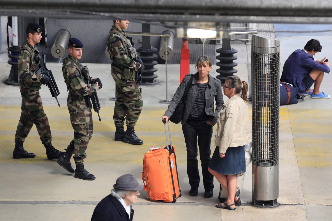 Sikkerhetstiltakene på Gare du Nord går langt tilbake: French army soldiers patrol at the Gare du Nord station, in Paris, Tuesday April 16, 2013. In the wake of the Boston attacks, the French Interior Ministry has ordered local authorities across France to immediately reinforce security measures already in place since the January intervention in Mali began. The ministry did not change the threat level. (AP Photo/Remy de la Mauviniere) Sikkerhetstiltakene på Gare du Nord går langt tilbake: French army soldiers patrol at the Gare du Nord station, in Paris, Tuesday April 16, 2013. In the wake of the Boston attacks, the French Interior Ministry has ordered local authorities across France to immediately reinforce security measures already in place since the January intervention in Mali began. The ministry did not change the threat level. (AP Photo/Remy de la Mauviniere)