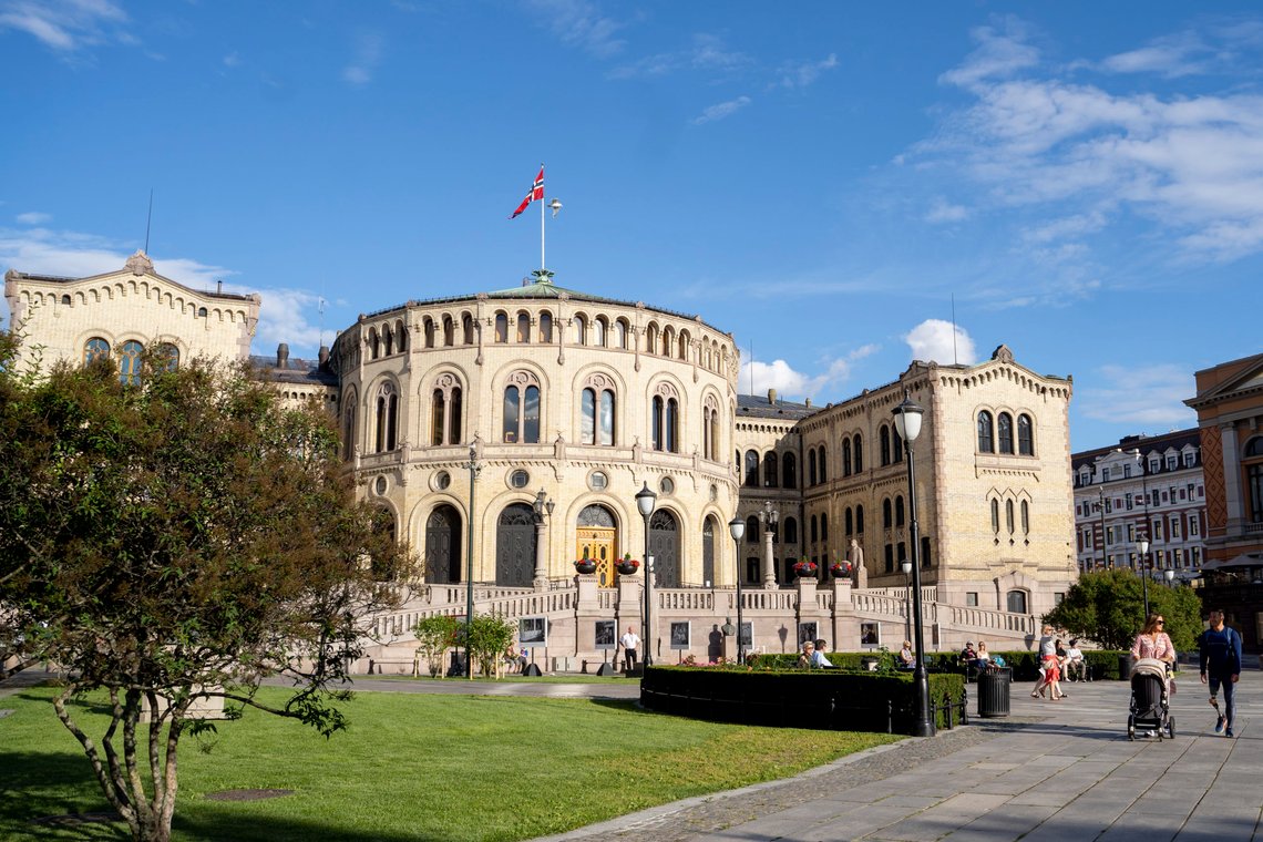 Sommer og sol på Eidsvolls plass foran Stortinget. Politikerne har en lang pause fra stortingsmøter gjennom sommeren, men flertallet vil ikke korte ned på den. Foto: Fredrik Hagen / NTB Sommer og sol på Eidsvolls plass foran Stortinget. Politikerne har en lang pause fra stortingsmøter gjennom sommeren, men flertallet vil ikke korte ned på den. Foto: Fredrik Hagen / NTB