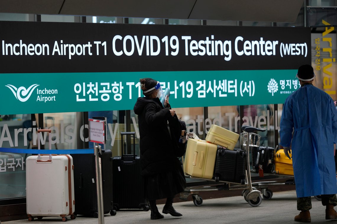 En kvinne som ankommer fra Kina, går inn i et testsenter på flyplassen i Incheon. Sør-Korea er blant en rekke land som har innført tiltak rettet mot reisende fra Kina etter smitteøkningen i landet. Kina svarer med visumrestriksjoner. Foto: Lee Jin-man, AP / NTB. En kvinne som ankommer fra Kina, går inn i et testsenter på flyplassen i Incheon. Sør-Korea er blant en rekke land som har innført tiltak rettet mot reisende fra Kina etter smitteøkningen i landet. Kina svarer med visumrestriksjoner. Foto: Lee Jin-man, AP / NTB.