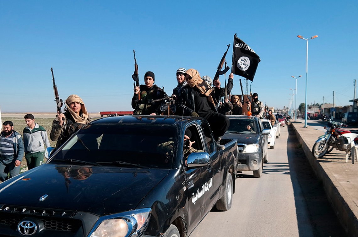 Arkivbilde fra 2015 av militante muslimer i Den islamske staten (IS) i Syria. Foto: AP-NTB. Arkivbilde fra 2015 av militante muslimer i Den islamske staten (IS) i Syria. Foto: AP-NTB.