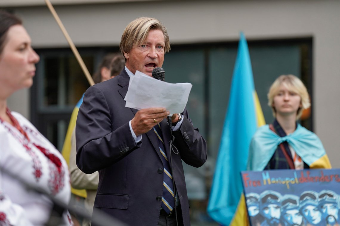 Oslo 20220824.
Christian Tybring-Gjedde (Frp) holder appell utenfor Russlands ambassade under markering mot den russiske krigføringen i Ukraina. 24. august er den ukrainske uavhengighetsdagen, og det er også et halvt år siden krigen startet.
Foto: Heiko Junge / NTB Oslo 20220824.
Christian Tybring-Gjedde (Frp) holder appell utenfor Russlands ambassade under markering mot den russiske krigføringen i Ukraina. 24. august er den ukrainske uavhengighetsdagen, og det er også et halvt år siden krigen startet.
Foto: Heiko Junge / NTB