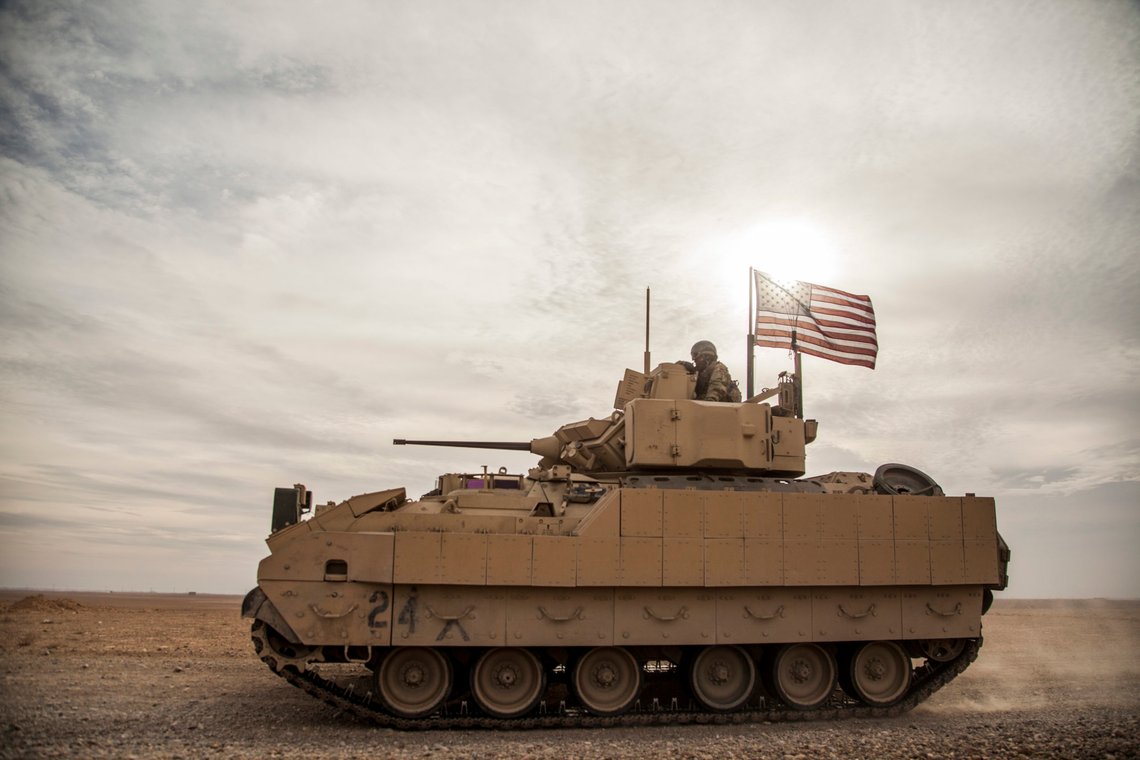Amerikanske soldater i en Bradley-vogn i Syria i desember 2021. Nå får Ukraina slike vogner. Foto: Baderkhan Ahmad, AP / NTB. Amerikanske soldater i en Bradley-vogn i Syria i desember 2021. Nå får Ukraina slike vogner. Foto: Baderkhan Ahmad, AP / NTB.