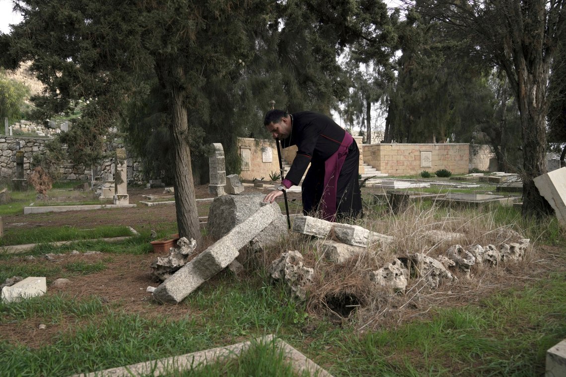 Flere titall kristne gravsteiner er blitt utsatt for hærverk i utkanten av gamlebyen i Øst-Jerusalem. Foto: Mahmoud Illean / AP / NTB Flere titall kristne gravsteiner er blitt utsatt for hærverk i utkanten av gamlebyen i Øst-Jerusalem. Foto: Mahmoud Illean / AP / NTB