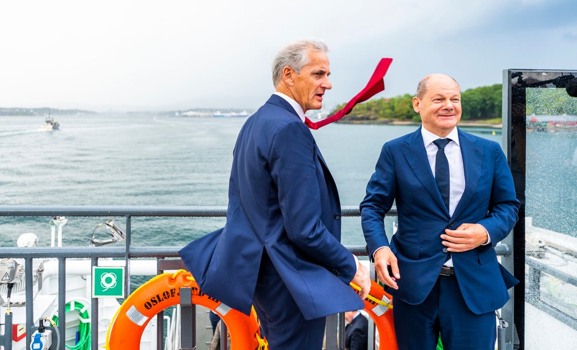 Kaptein på Ap-skuta Jonas Gahr Støre på dekk sammen med Tysklands forbundskansler Olaf Scholz under en båttur i Oslofjorden. Foto: Håkon Mosvold Larsen / NTB Kaptein på Ap-skuta Jonas Gahr Støre på dekk sammen med Tysklands forbundskansler Olaf Scholz under en båttur i Oslofjorden. Foto: Håkon Mosvold Larsen / NTB