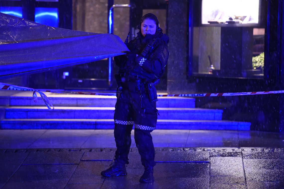 Oslo 20230115.
En person skal være skutt i området Nationaltheateret Oslo sentrum i følge politiet
Foto: Annika Byrde / NTB Oslo 20230115.
En person skal være skutt i området Nationaltheateret Oslo sentrum i følge politiet
Foto: Annika Byrde / NTB