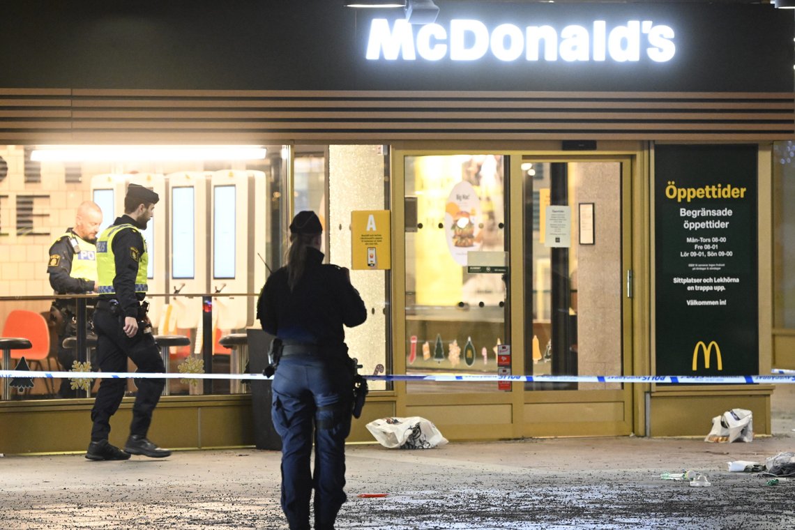 64 personer ble drept i flere hundre skyteepisoder i Sverige i fjor, seks ganger flere enn i Norge, Danmark og Finland til sammen. Fjorårets siste drap skjedde i Vällingby i Stockholm. Foto: TT / NTB 64 personer ble drept i flere hundre skyteepisoder i Sverige i fjor, seks ganger flere enn i Norge, Danmark og Finland til sammen. Fjorårets siste drap skjedde i Vällingby i Stockholm. Foto: TT / NTB