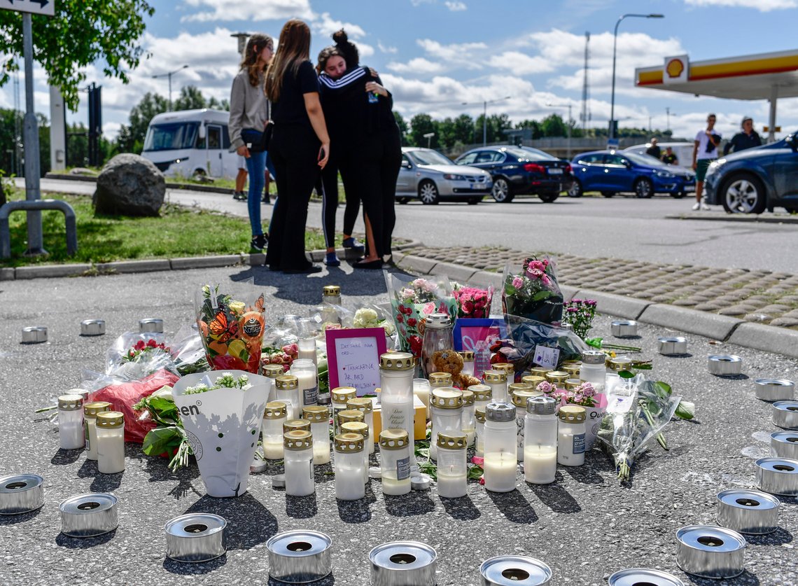 En tolv år gammel jente ble skutt til døde i et oppgjør mellom kriminelle i Botkyrka i 2020.
Foto: Stina Stjernkvist / TT / AP / NTB En tolv år gammel jente ble skutt til døde i et oppgjør mellom kriminelle i Botkyrka i 2020.
Foto: Stina Stjernkvist / TT / AP / NTB