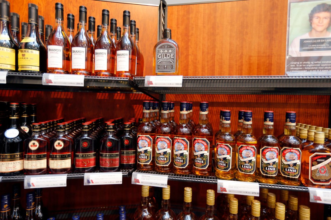 – Det er en direkte sammenheng mellom alkohol og dødelig kreft. er blant advarslene irer må lese på flaskene. Snart kan Norge følge etter. Foto: Lise Åserud / NTB – Det er en direkte sammenheng mellom alkohol og dødelig kreft. er blant advarslene irer må lese på flaskene. Snart kan Norge følge etter. Foto: Lise Åserud / NTB