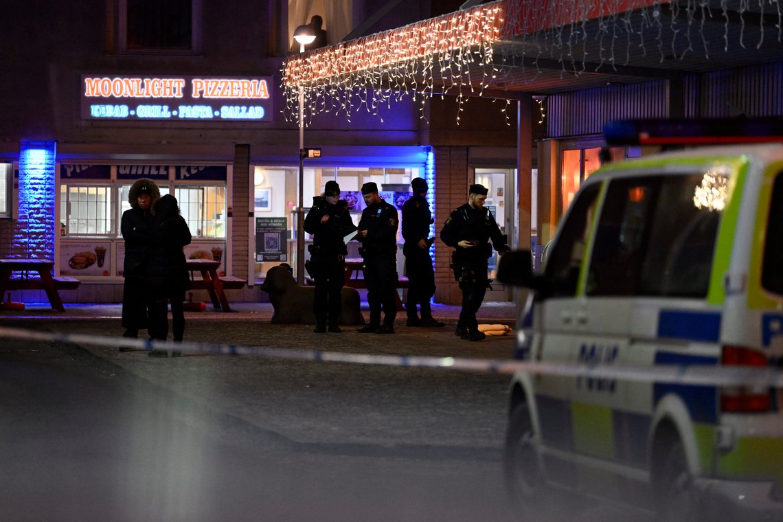 En person er skutt i Skogås sør for Stockholm. Politiet er på stedet og har satt opp sperringer. Foto: Jessica Gow/TT / NTB En person er skutt i Skogås sør for Stockholm. Politiet er på stedet og har satt opp sperringer. Foto: Jessica Gow/TT / NTB