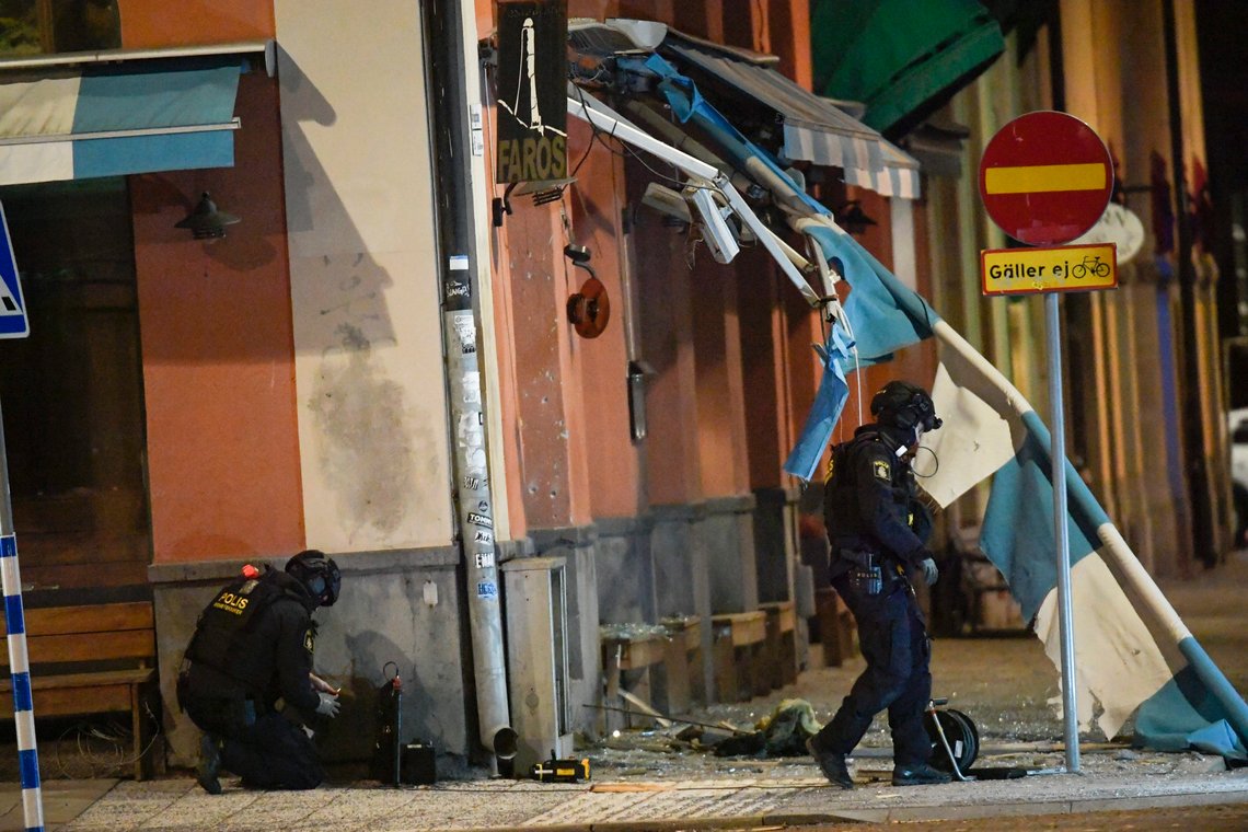 En sprengladning eksploderte ved inngangen til en restaurant på Södermalm i Stockholm natt til tirsdag. Foto: Maja Suslin, TT / NYHETSBYRÅ / NTB. En sprengladning eksploderte ved inngangen til en restaurant på Södermalm i Stockholm natt til tirsdag. Foto: Maja Suslin, TT / NYHETSBYRÅ / NTB.