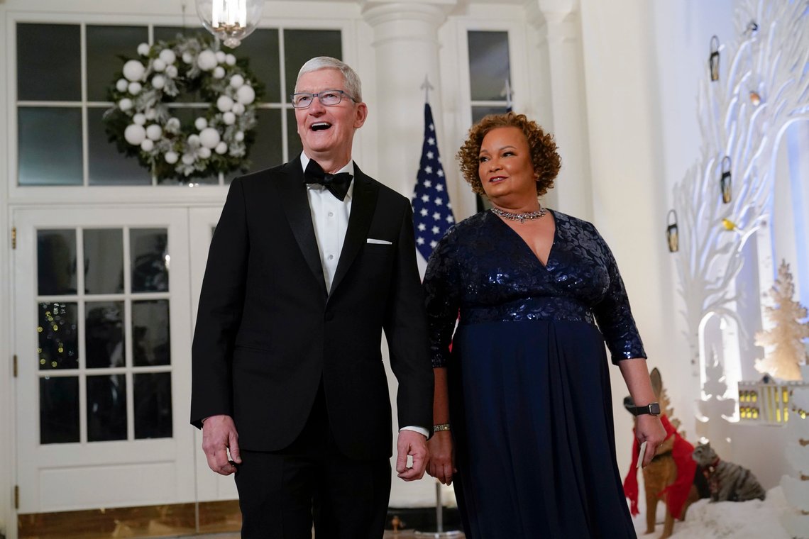 Apple CEO Tim Cook and Lisa Jackson, former administrator of the Environmental Protection Agency, arrive for the State Dinner with President Joe Biden and French President Emmanuel Macron at the White House in Washington, Thursday, Dec. 1, 2022. (AP Photo/Susan Walsh) Apple CEO Tim Cook and Lisa Jackson, former administrator of the Environmental Protection Agency, arrive for the State Dinner with President Joe Biden and French President Emmanuel Macron at the White House in Washington, Thursday, Dec. 1, 2022. (AP Photo/Susan Walsh)