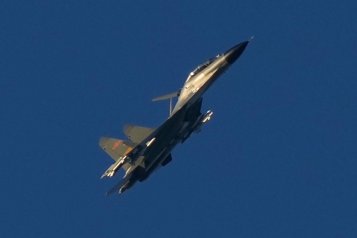 Et kinesisk jagerfly over Taiwanstredet mellom Kina og Taiwan under militærøvelsen Kina satte i gang som svar på Nancy Pelosis Taiwan-besøk i fjor sommer. Arkivfoto: Ng Han Guan, AP / NTB. Et kinesisk jagerfly over Taiwanstredet mellom Kina og Taiwan under militærøvelsen Kina satte i gang som svar på Nancy Pelosis Taiwan-besøk i fjor sommer. Arkivfoto: Ng Han Guan, AP / NTB.