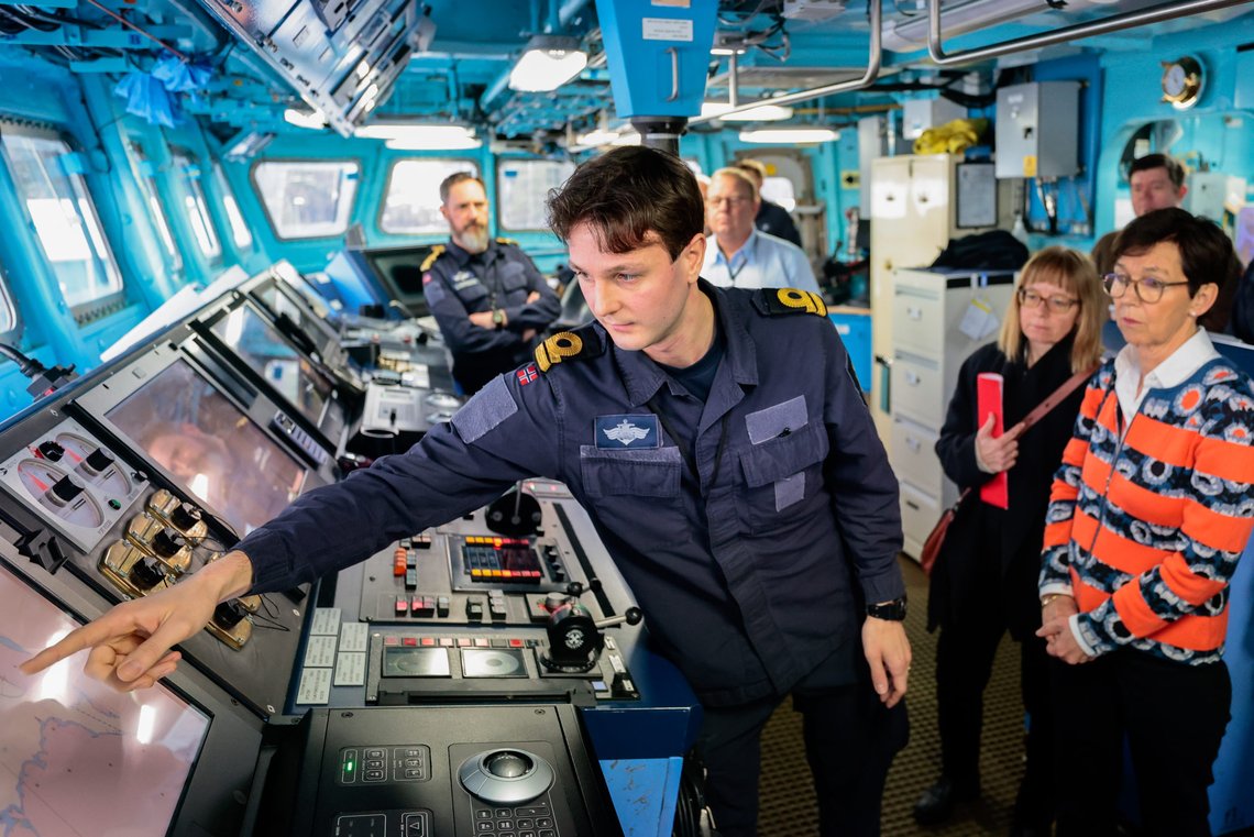 Christoffer Brekke, vaktsjef på KNM Roald Amundsen, forklarte om rutiner på broen på en fregatt da Hordaland tingrett tirsdag var på befaring i forbindelse med rettsoppgjøret etter at KNM Helge Ingstad kolliderte og sank i Øygarden. Foto: Geir Olsen / POOL / NTB Christoffer Brekke, vaktsjef på KNM Roald Amundsen, forklarte om rutiner på broen på en fregatt da Hordaland tingrett tirsdag var på befaring i forbindelse med rettsoppgjøret etter at KNM Helge Ingstad kolliderte og sank i Øygarden. Foto: Geir Olsen / POOL / NTB