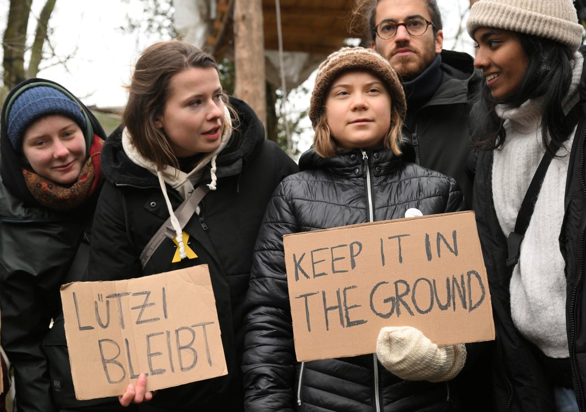 Klimaaktivistene Luisa Neubauer og Greta Thunberg besøkte fredag landsbyen Lützerath, som tyske myndigheter vil rive for å utvide en kullgruve. Lørdag deltar de i et stort klimaarrangement ved landsbyen. Foto: Federico Gambarini, DPA / AP / NTB. Klimaaktivistene Luisa Neubauer og Greta Thunberg besøkte fredag landsbyen Lützerath, som tyske myndigheter vil rive for å utvide en kullgruve. Lørdag deltar de i et stort klimaarrangement ved landsbyen. Foto: Federico Gambarini, DPA / AP / NTB.