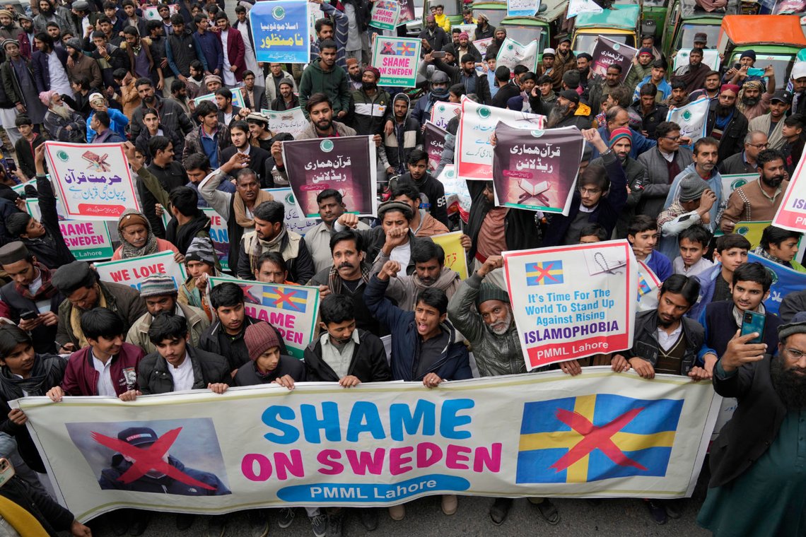 Det har vært store demonstrasjoner i flere land etter at koraner ble ødelagt i Sverige i helgen. Her fra en demonstrasjon i Lahore i Pakistan. Foto: K.M. Chaudary / AP / NTB Det har vært store demonstrasjoner i flere land etter at koraner ble ødelagt i Sverige i helgen. Her fra en demonstrasjon i Lahore i Pakistan. Foto: K.M. Chaudary / AP / NTB