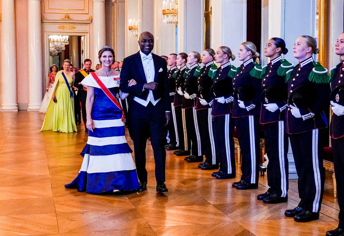 Prinsesse Märtha Louise og Durek Verrett går i prosesjon gjennom store festsal på vei til gallamiddag.
Foto: Lise Åserud / NTB Prinsesse Märtha Louise og Durek Verrett går i prosesjon gjennom store festsal på vei til gallamiddag.
Foto: Lise Åserud / NTB