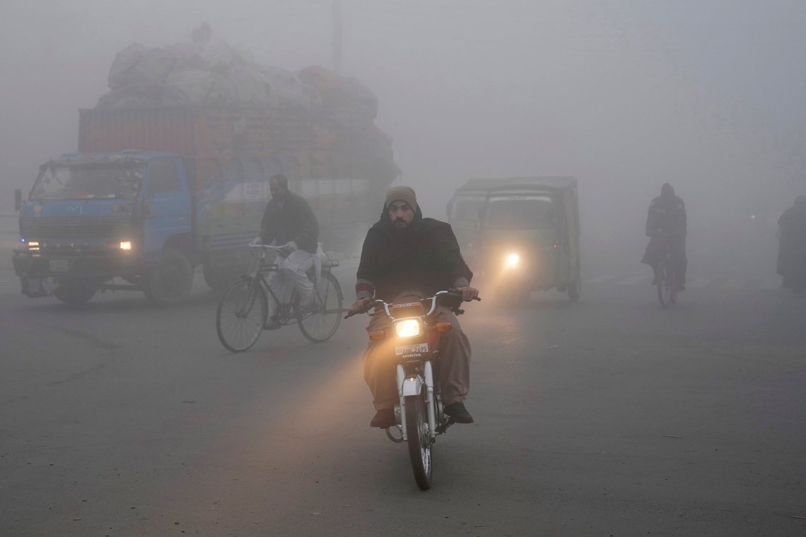 Pakistan har lenge slitt med energimangel, men skal fra mars importere olje og gass fra Russland, opplyser de to lands myndigheter. Foto: K.M. Chaudary, AP / NTB. Pakistan har lenge slitt med energimangel, men skal fra mars importere olje og gass fra Russland, opplyser de to lands myndigheter. Foto: K.M. Chaudary, AP / NTB.