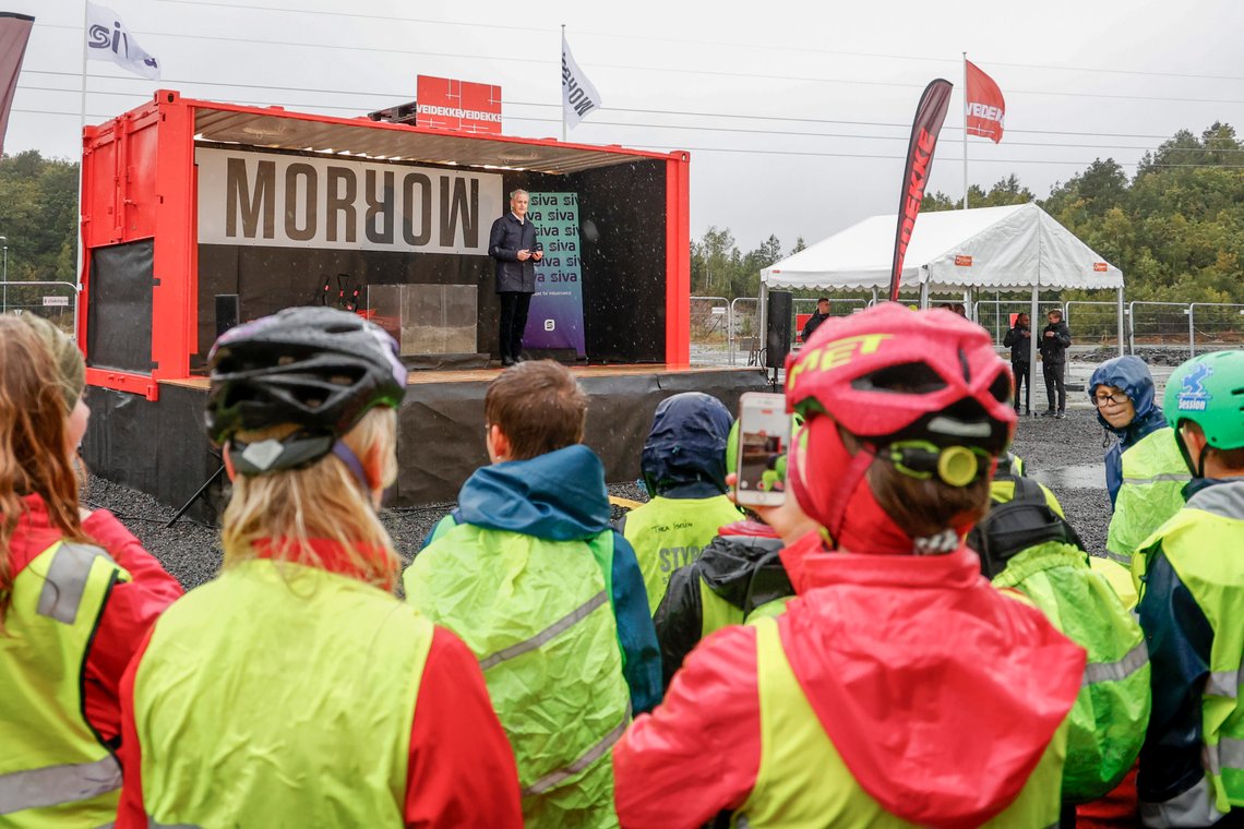 Statsminister Jonas Gahr Støre besøker batterifabrikk i Arendal. Der han også la ned grunnsteinen til fabrikken.
Foto: Tor Erik Schrøder / NTB Statsminister Jonas Gahr Støre besøker batterifabrikk i Arendal. Der han også la ned grunnsteinen til fabrikken.
Foto: Tor Erik Schrøder / NTB