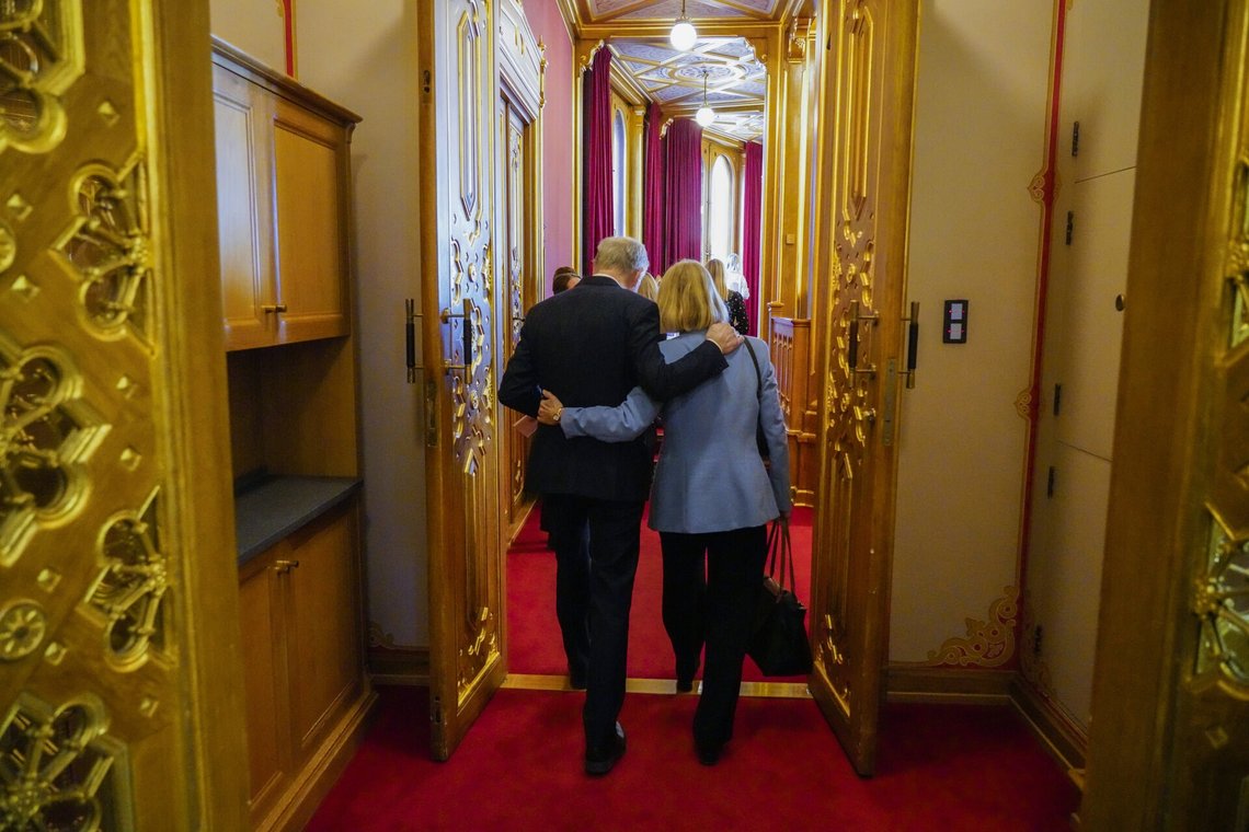 Jonas Gahr Støre og Anniken Huitfeldt arm i arm.
Foto: Ole Berg-Rusten / NTB Jonas Gahr Støre og Anniken Huitfeldt arm i arm.
Foto: Ole Berg-Rusten / NTB