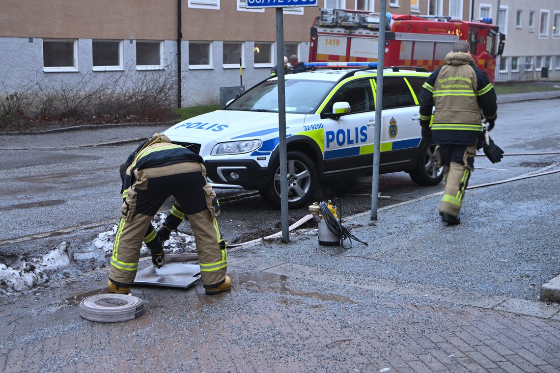 Politi og brannvesen rydder opp etter en eksplosjon sør i Stockholm 2. januar. Foto: Claudio Bresciani/TT / NTB Politi og brannvesen rydder opp etter en eksplosjon sør i Stockholm 2. januar. Foto: Claudio Bresciani/TT / NTB