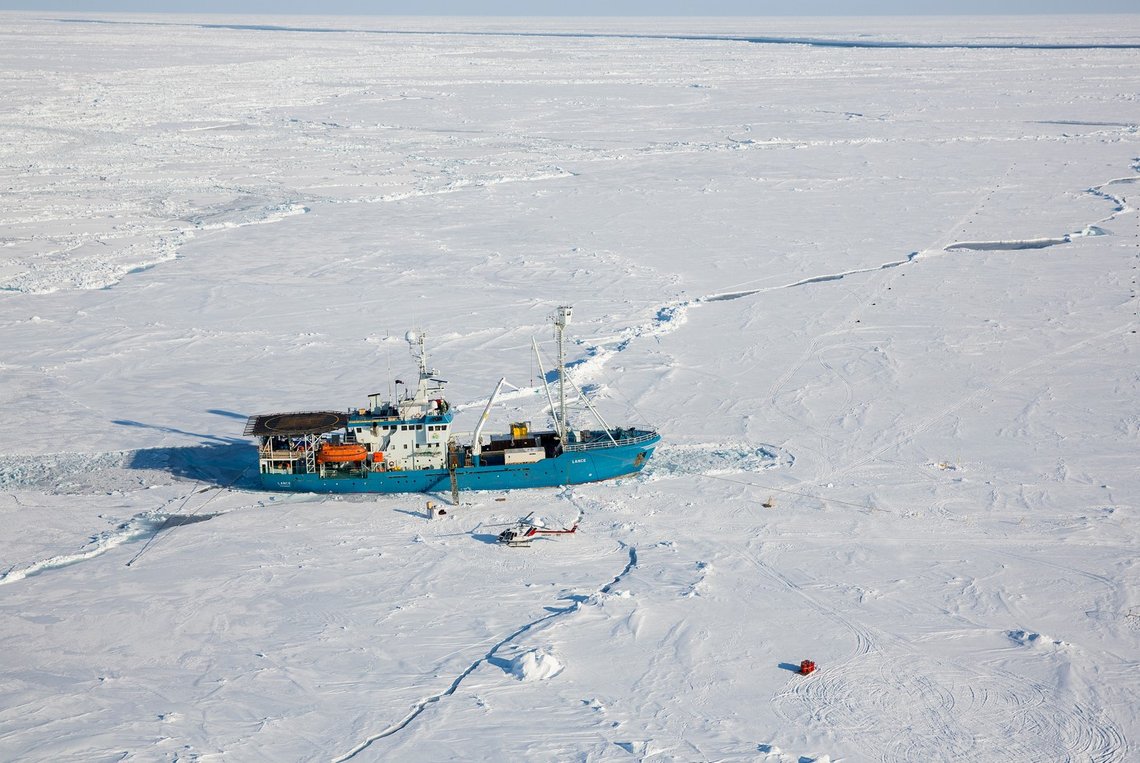 Ismengden og -tykkelsen ved polene varierer mye fra år til år. Mange, deriblant NRK, gjør nesten hva som helst for å bruke det til å spre klimafrykt. Her sees forskningsskipet Lance på 83 grader nord i 2015. Foto: Tore Meek / NTB Ismengden og -tykkelsen ved polene varierer mye fra år til år. Mange, deriblant NRK, gjør nesten hva som helst for å bruke det til å spre klimafrykt. Her sees forskningsskipet Lance på 83 grader nord i 2015. Foto: Tore Meek / NTB