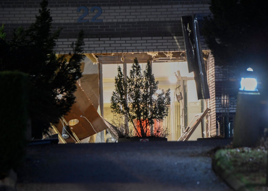 Stockholm, Sverige 20230118.
En eksplosjon har detonert i en port til et hus hos flere selskaper i Kista nordvest i Stockholm.
Foto: MARKO SÄÄVÄLÄ / TT / NTB Stockholm, Sverige 20230118.
En eksplosjon har detonert i en port til et hus hos flere selskaper i Kista nordvest i Stockholm.
Foto: MARKO SÄÄVÄLÄ / TT / NTB