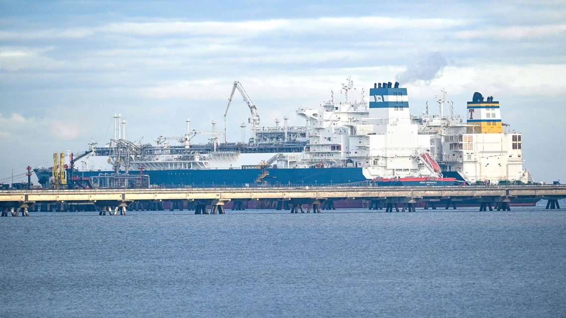 Miljøaktivister har varslet protester mot Maria Energys ankomst. Her er tankskipet ved Wilhelmshaven tirsdag. Foto: Sina Schuldt/dpa via AP / NTB Miljøaktivister har varslet protester mot Maria Energys ankomst. Her er tankskipet ved Wilhelmshaven tirsdag. Foto: Sina Schuldt/dpa via AP / NTB