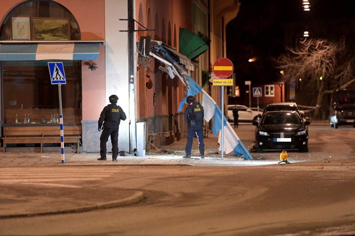 Januar 2023 er preget av mange bomber og gjengskytinger i Sverige. En sprengladning detonerte ved inngangen til en restaurant i den dyre bydelen Södermalm i Stockholm. Foto: Maja Suslin, TT/NTB. Januar 2023 er preget av mange bomber og gjengskytinger i Sverige. En sprengladning detonerte ved inngangen til en restaurant i den dyre bydelen Södermalm i Stockholm. Foto: Maja Suslin, TT/NTB.