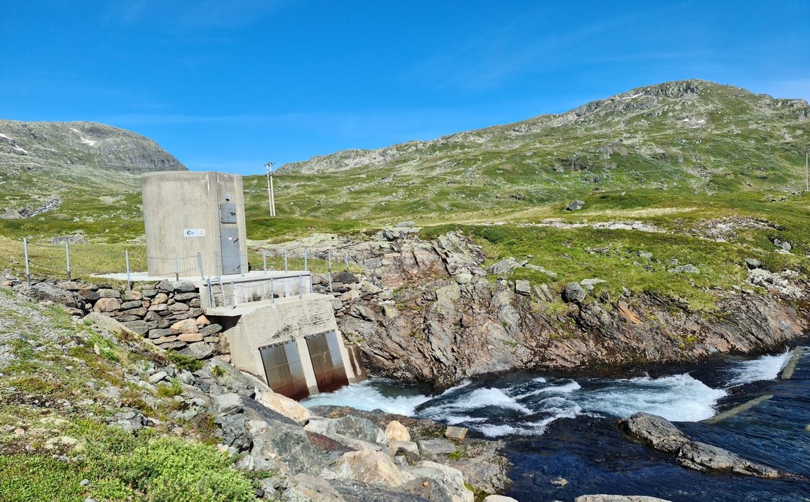 Blåbergdalen 20220823.
Lyse Kraft ønsker å oppruste vannkraftanleggene i Røldal og Suldal. Oppgraderingene vil kunne øke kraftproduksjonen med 200-250 GWh/år som tilsvarer strømforbruket til mellom 10 000 og 12 500 husstander. Her fra inntak i Blåbergdalen hvor vann overføres til Votnamagasinet.
Foto: Lyse Kraft DA / NTB Blåbergdalen 20220823.
Lyse Kraft ønsker å oppruste vannkraftanleggene i Røldal og Suldal. Oppgraderingene vil kunne øke kraftproduksjonen med 200-250 GWh/år som tilsvarer strømforbruket til mellom 10 000 og 12 500 husstander. Her fra inntak i Blåbergdalen hvor vann overføres til Votnamagasinet.
Foto: Lyse Kraft DA / NTB