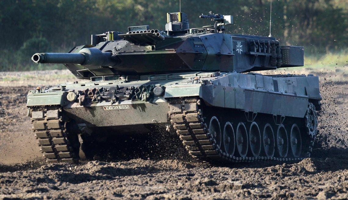 Det er slike tyskproduserte stridsvogner av typen Leopard flere land ønsker å sende til Ukraina. Foto: Michael Sohn / AP / NTB Det er slike tyskproduserte stridsvogner av typen Leopard flere land ønsker å sende til Ukraina. Foto: Michael Sohn / AP / NTB