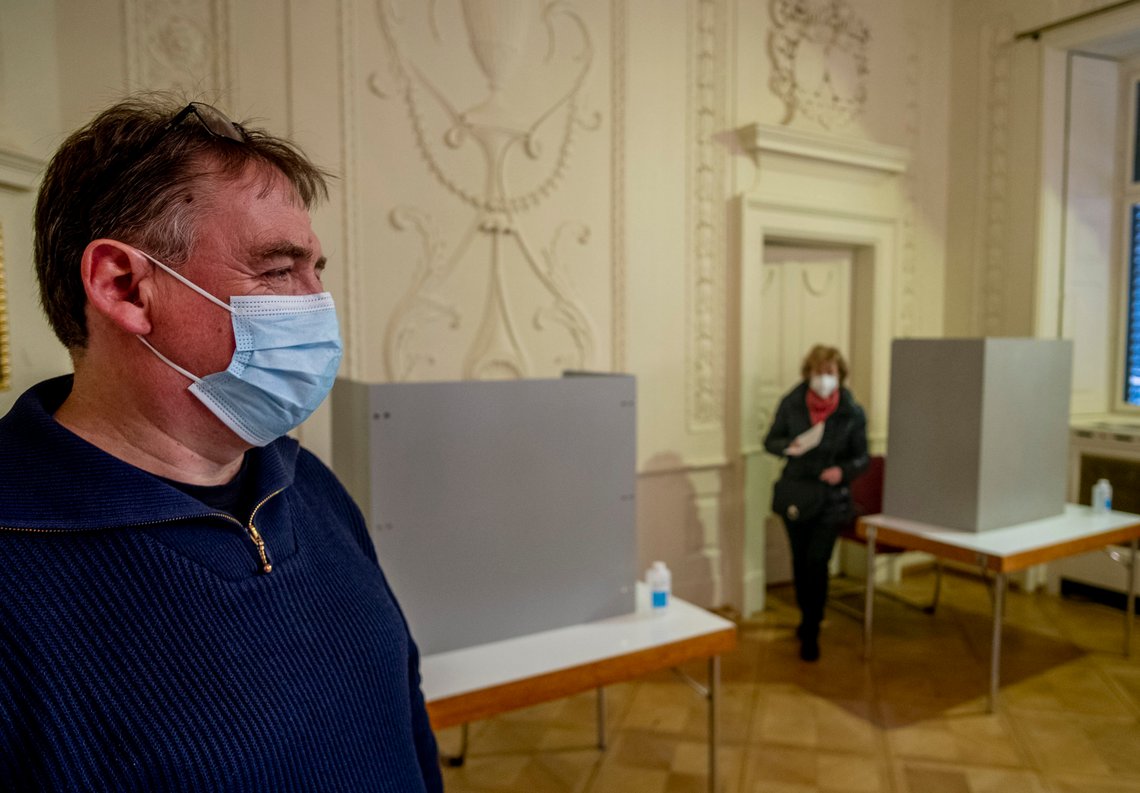 Tyskere lydig iført obligatoriske munnbind i Weinheim, under valget i delstaten Baden-Wurttemberg i mars. Foto: AP Photo/Michael Probs/ NTB Tyskere lydig iført obligatoriske munnbind i Weinheim, under valget i delstaten Baden-Wurttemberg i mars. Foto: AP Photo/Michael Probs/ NTB