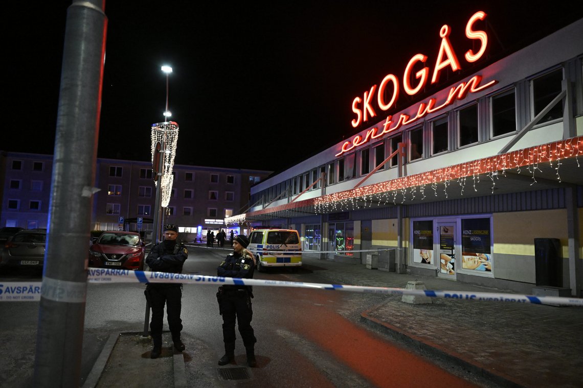 En tenåring ble lørdag kveld skutt i Skogås sør for Stockholm. Foto: Jessica Gow, TT / NTB. En tenåring ble lørdag kveld skutt i Skogås sør for Stockholm. Foto: Jessica Gow, TT / NTB.